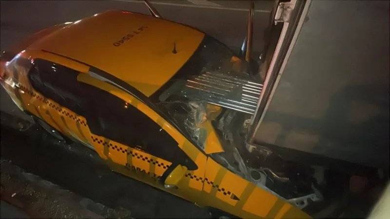Sakarya'da Taksi Faciası! Kamyonete Çarptı: 1 Ölü, Şok Detaylar!