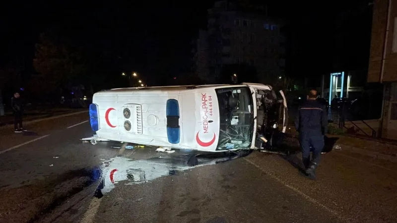 Samsunda otomobil ile çarpışan ambulanstaki 5 kişi yaralandı