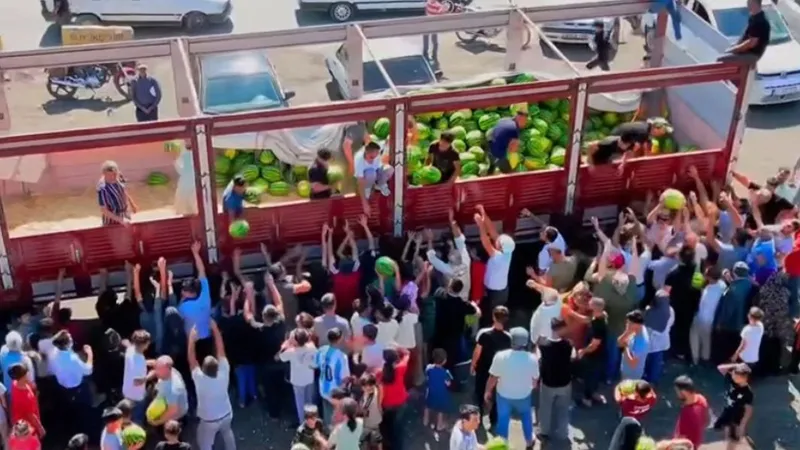 Şanlıurfa'da Karpuz Şöleni! 27 Ton Karpuz Bedava Dağıtıldı