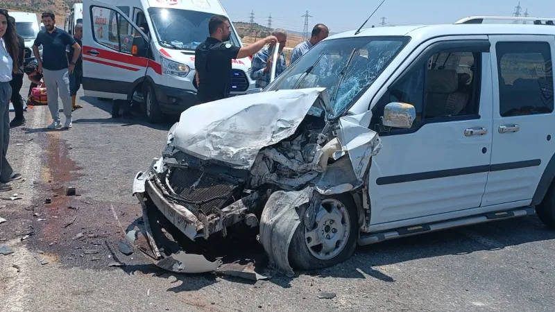 Siirt'te Feci Kaza: Pikap ve Ticari Araç Çarpıştı! 4 Yaralı