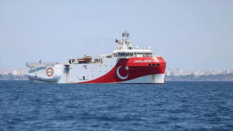 Somali'deki görevini tamamlayan Oruç Reis İstanbul Boğazı'ndan geçiyor