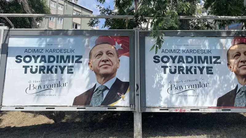 "Soyadımız Türkiye" sloganını kullanan AKP'ye tepki: "Çaldığınızın telifini ödememek için eser sahibini cezaevine mi atıyorsunuz?"