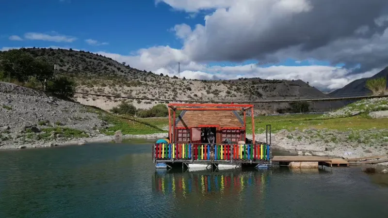 Tortum Gölü'nde "yüzen ev" meraklıların ilgi odağı