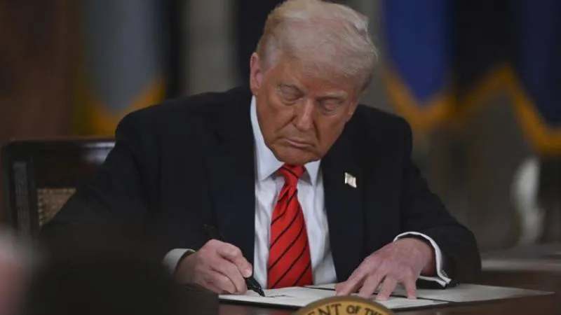 Trump, ithal kamyon ve otobüslere tarife getirilmesini öngören bildiriyi imzaladı