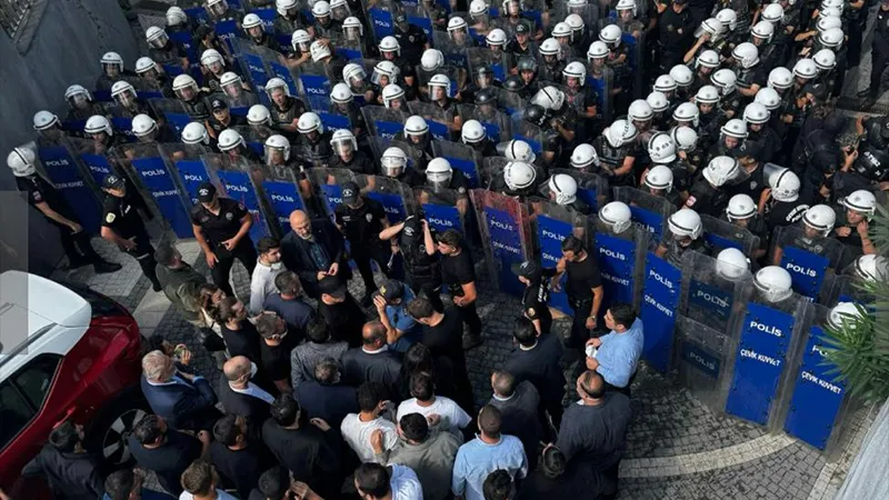 Ümit Özdağ'dan Şok İddia: CHP'ye Devlet Operasyonu Mu?