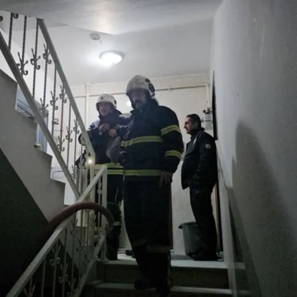 Yangına koşan polisler dumandan etkilendi!